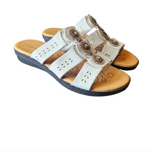 Easy StreetEasy Street Women's Nori Flat Sandal, White, 7M